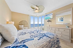 Condo com design assinado, 2 quartos, sacada, vista para a praia | Ferros/tábuas de passar roupa, Wi-Fi de cortesia
