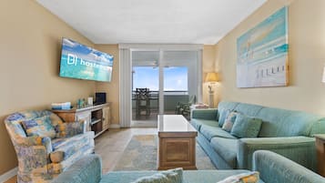 Condo Prestigio, 2 habitaciones, balcón, vista a la playa | Sala de estar | Smart TV de 55 pulgadas con canales digitales