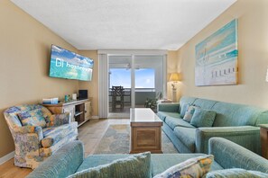 Signature-Apartment, 2 Schlafzimmer, Balkon, Strandblick | Wohnzimmer | 55-Zoll-Smart-TV mit Digitalempfang