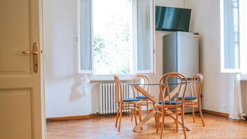 Apartment, 1 Queen Bed with Sofa bed, Patio, Garden View | Living area