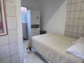 Internet, bed sheets - Simple but cozy beach house (São Sebastião)