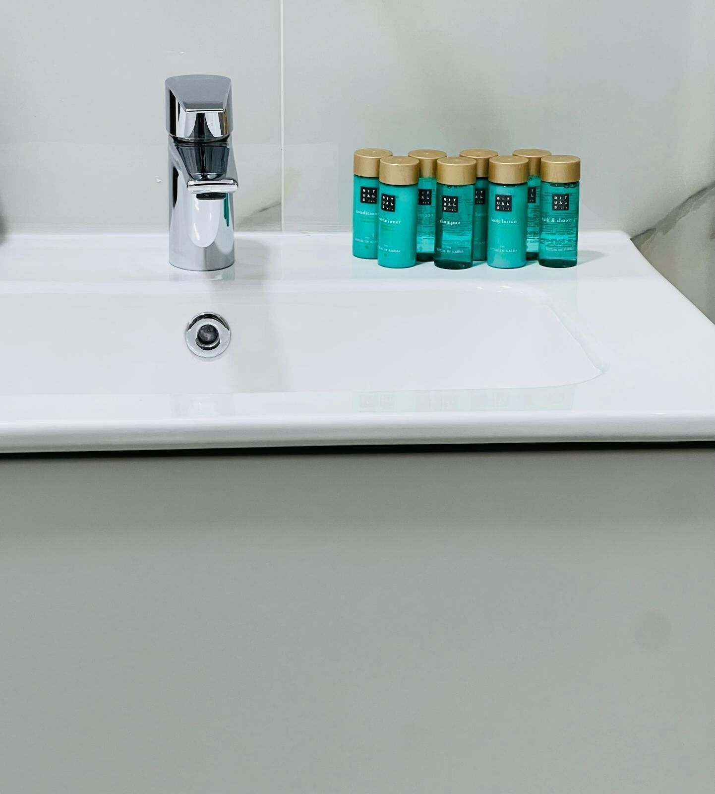 Secador de pelo, toallas, jabón y papel higiénico