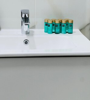 Secador de pelo, toallas, jabón y papel higiénico