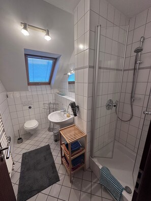 Bathroom - Apel 2 Apartment - Cozy vacation apartment - perfect for exploring the surrounding area (Nörten-Hardenberg)
