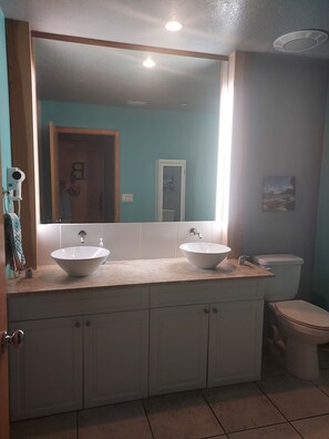 Shower, hair dryer, towels, soap - Cozy 1-bedroom apartment in charming Palm Coast with AC (Palm Coast)