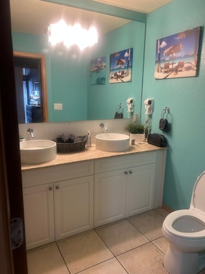 Shower, hair dryer, towels, soap - Cozy 1-bedroom apartment in charming Palm Coast with AC (Palm Coast)