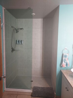 Shower, hair dryer, towels, soap - Cozy 1-bedroom apartment in charming Palm Coast with AC (Palm Coast)