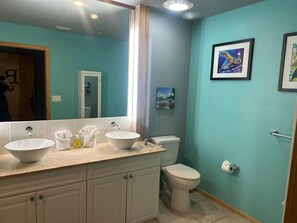 Shower, hair dryer, towels, soap - Cozy 1-bedroom apartment in charming Palm Coast with AC (Palm Coast)