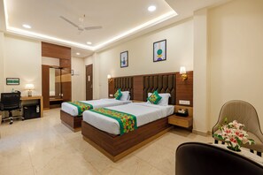 Habitación Deluxe doble | Escritorio y tabla de planchar con plancha