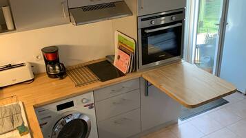 Een koelkast, een microgolfoven, een oven, een kookplaat