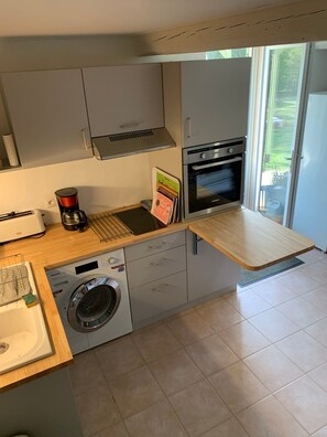 Fridge, microwave, oven, stovetop - Holiday Home 'Bastidon Cotignac' with Shared Pool, Private Garden & Wi-Fi (Cotignac)