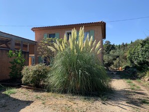 Property grounds - Holiday Home 'Bastidon Cotignac' with Shared Pool, Private Garden & Wi-Fi (Cotignac)