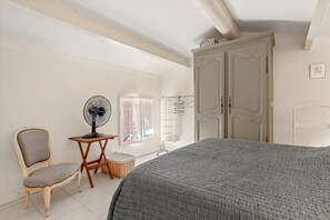 Iron/ironing board, WiFi, bed sheets - Holiday Home 'Bastidon Cotignac' with Shared Pool, Private Garden & Wi-Fi (Cotignac)