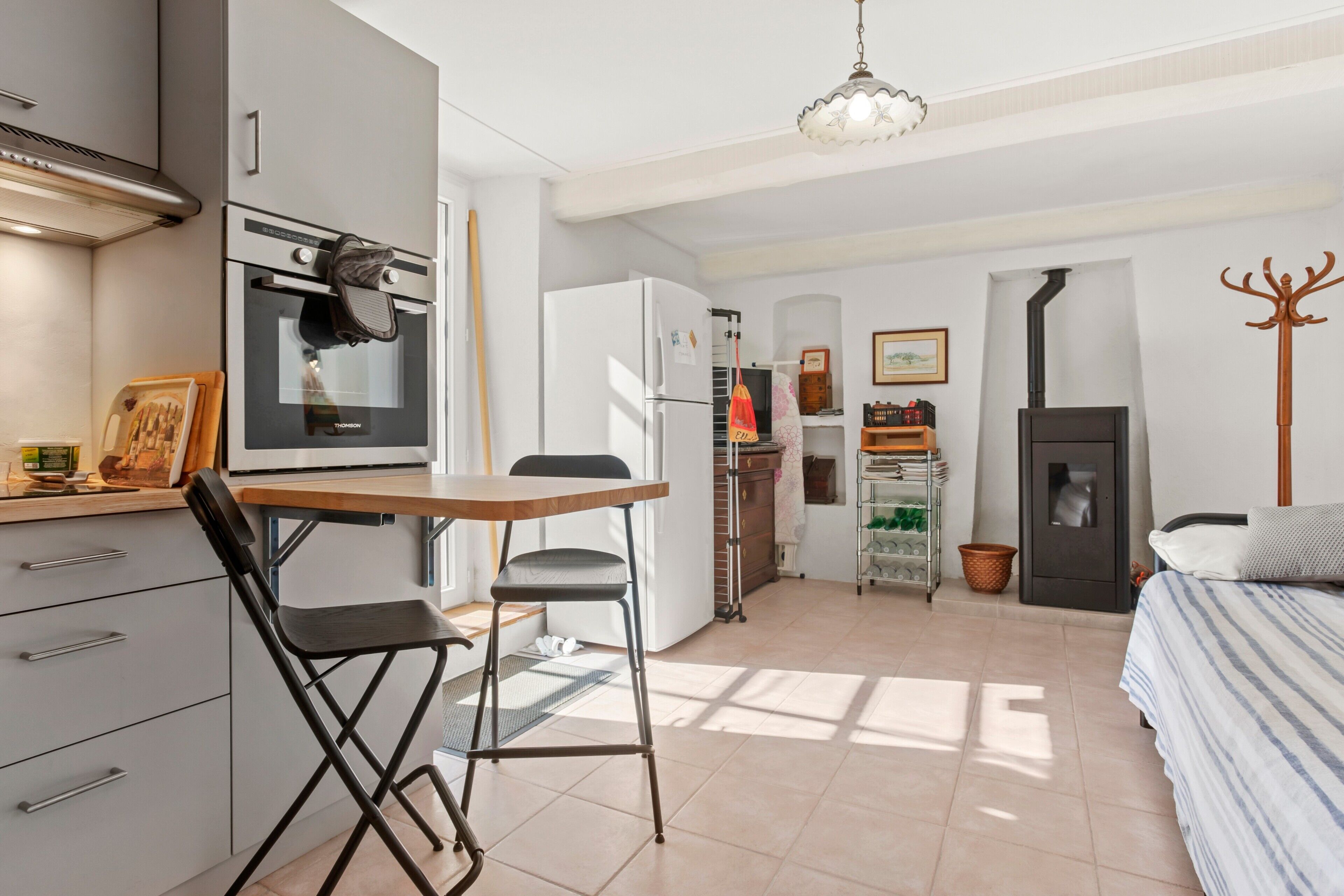 Tabla de planchar con plancha, wifi y ropa de cama 