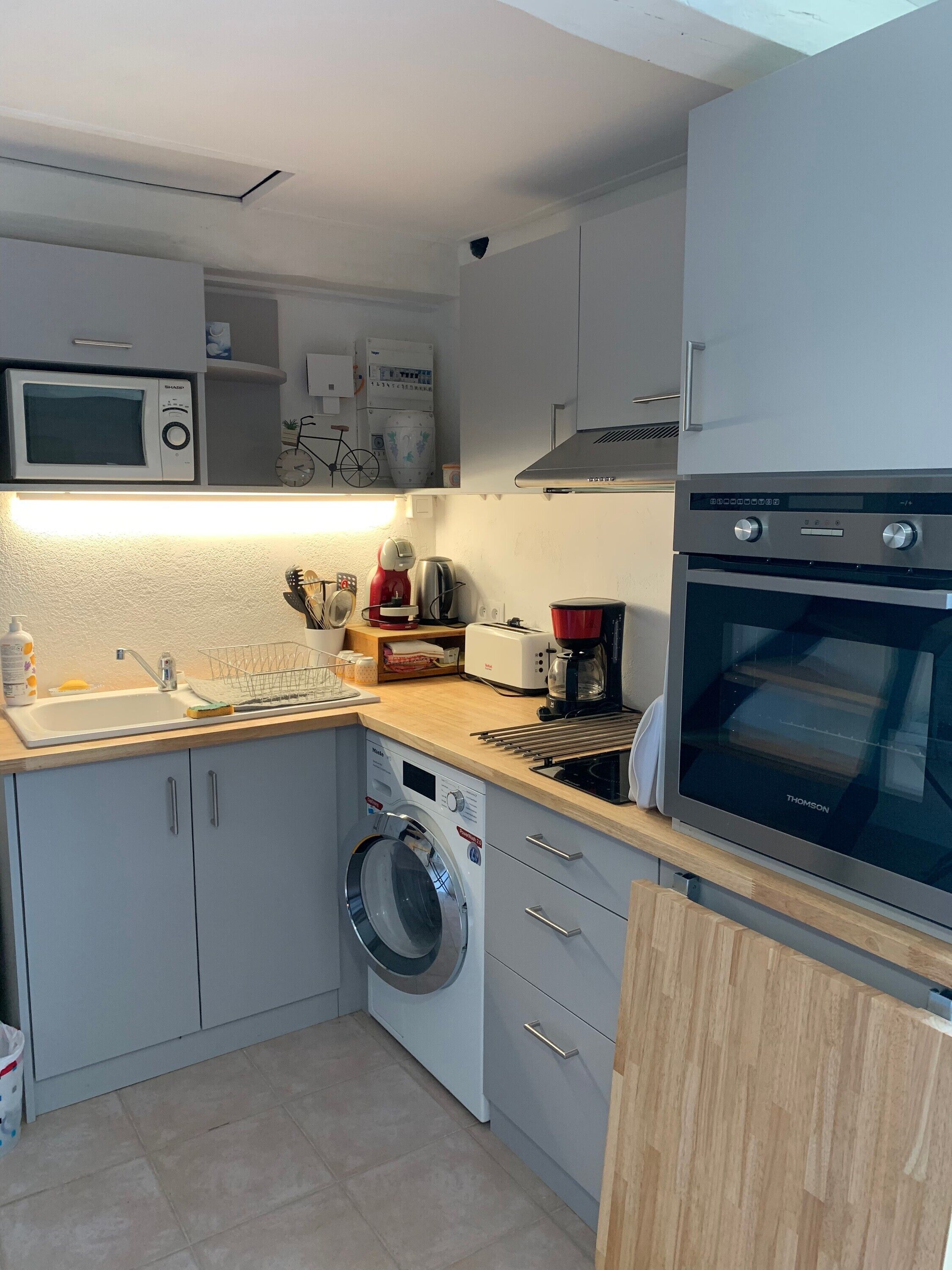 Køleskab, mikrobølgeovn, ovn, kogeplade