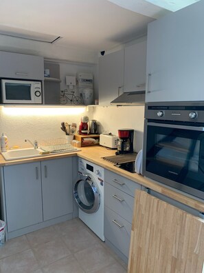 Réfrigérateur, micro-ondes, four, plaque de cuisson