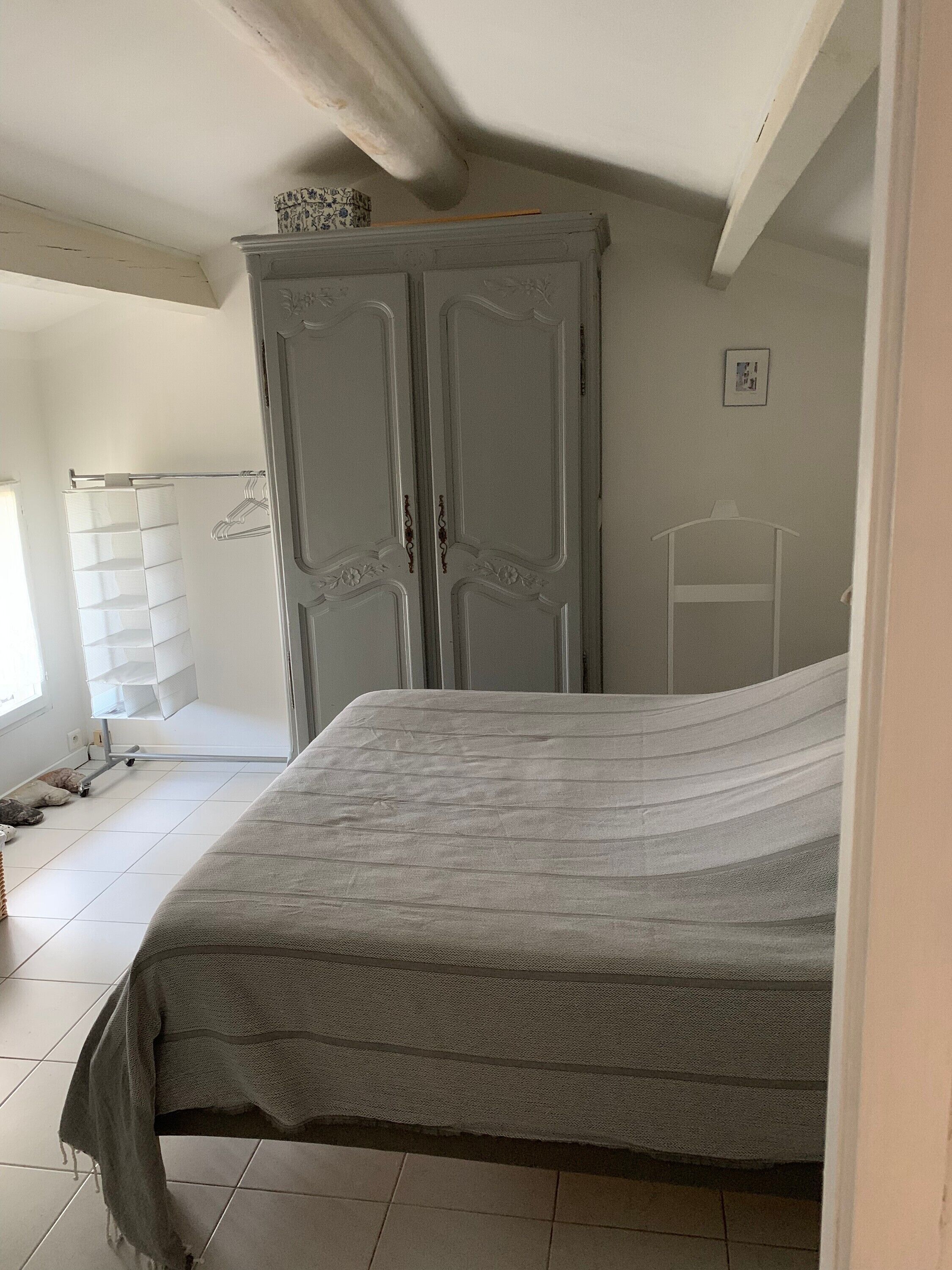 Een strijkplank/strijkijzer, wifi, beddengoed