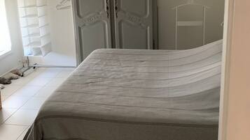 Een strijkplank/strijkijzer, wifi, beddengoed