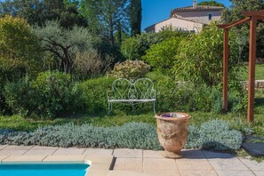 Property grounds - Holiday Home 'Bastidon Cotignac' with Shared Pool, Private Garden & Wi-Fi (Cotignac)