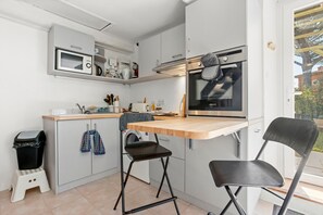 Frigorífico, microondas, horno y placa de cocina