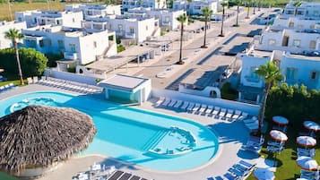 Piscine extérieure (ouverte en saison)