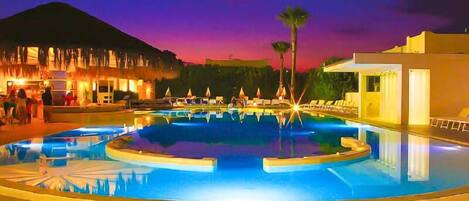 Piscine extérieure en saison