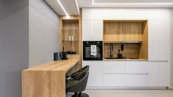 Studio Deluks, 1 Tempat Tidur Double dengan tempat tidur Sofa, dapur, pemandangan kota | Dapur pribadi | Lemari es besar, microwave, oven, dan kompor