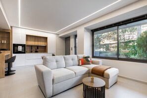 Deluxe Studio, 1 Double Bed with Sofa bed, Kitchen, City View | Living area | Smart TV, Netflix, streaming services - Clavé - Deluxe Studio in Athens (Glyfada)
