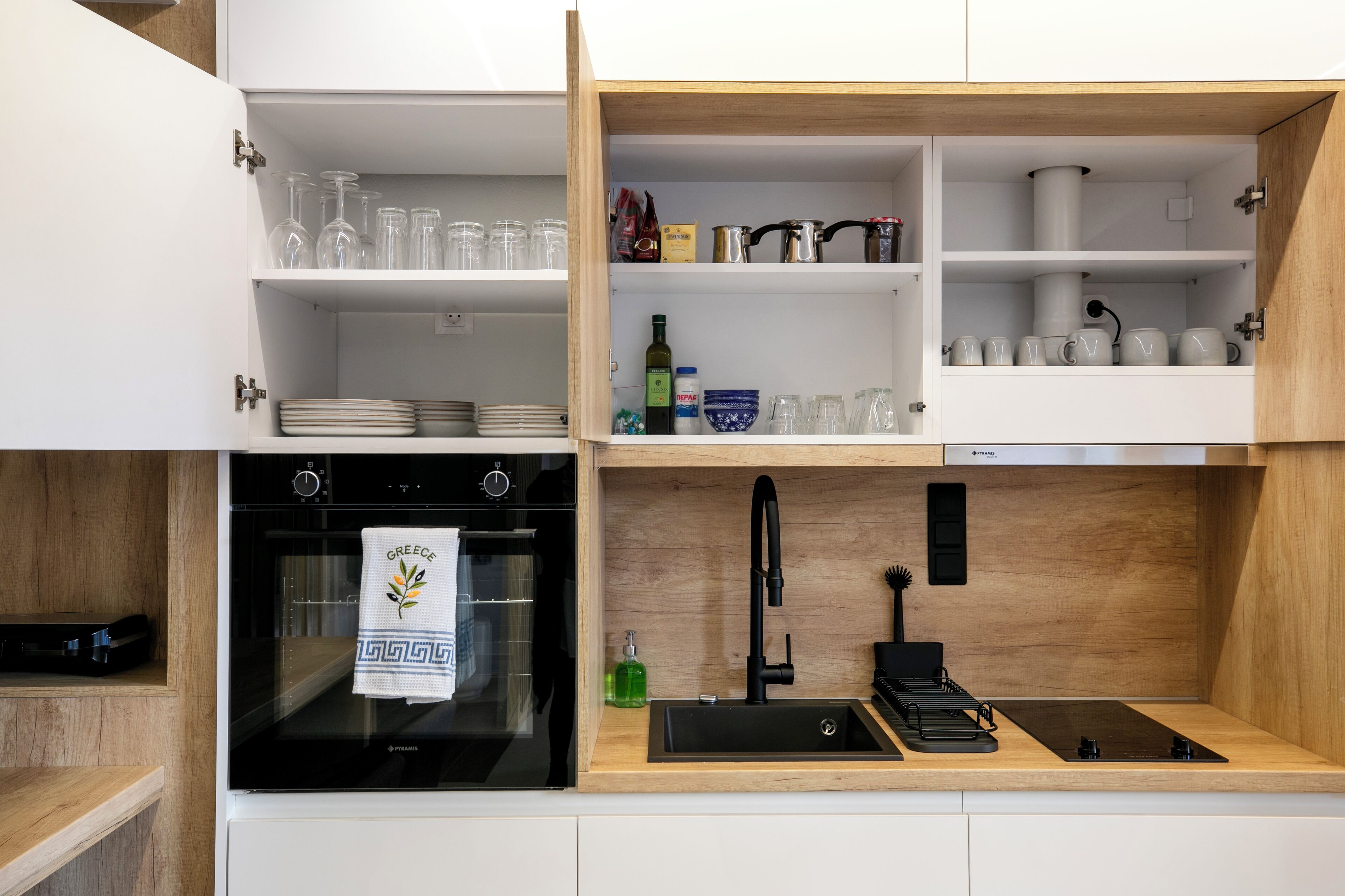 Deluxe Studio, 1 Double Bed with Sofa bed, Kitchen, City View | Private kitchen | Full-size fridge, microwave, oven, stovetop