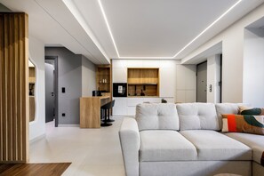 Deluxe-Studio, 1 Doppelbett und Schlafsofa, Küche, Stadtblick | Wohnbereich | Smart-TV, Netflix, Streaming-Dienste