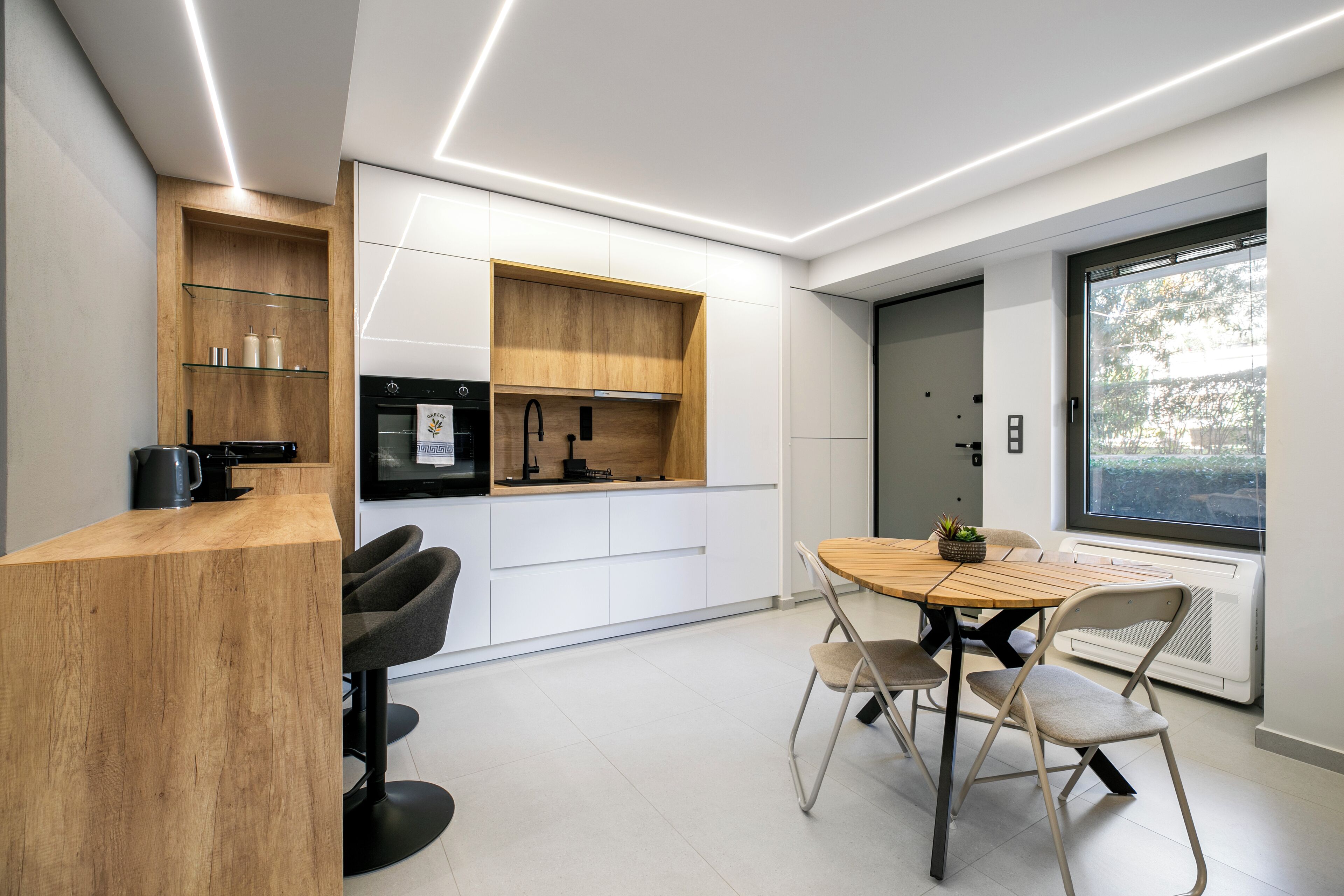 Deluxe-Studio, 1 Doppelbett und Schlafsofa, Küche, Stadtblick | Essbereich im Zimmer