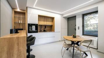 Deluxe Studio, 1 Double Bed with Sofa bed, Kitchen, City View | In-room dining