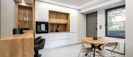 Deluxe-Studio, 1 Doppelbett und Schlafsofa, Küche, Stadtblick | Essbereich im Zimmer