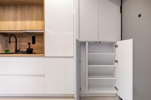 Deluxe-Studio, 1 Doppelbett und Schlafsofa, Küche, Stadtblick | Eigene Küche | Großer Kühlschrank, Mikrowelle, Ofen, Herdplatte