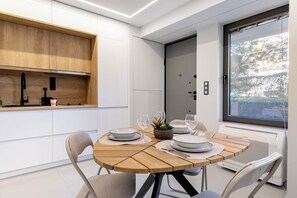 Deluxe Studio, 1 Double Bed with Sofa bed, Kitchen, City View | In-room dining