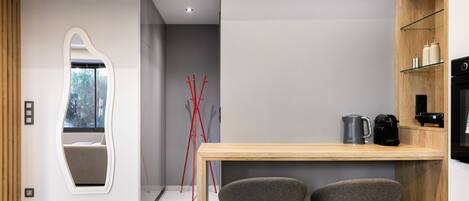 Deluxe Studio, 1 Double Bed with Sofa bed, Kitchen, City View | In-room dining