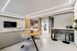 Deluxe Studio, 1 Double Bed with Sofa bed, Kitchen, City View | In-room dining - Clavé - Deluxe Studio in Athens (Glyfada)