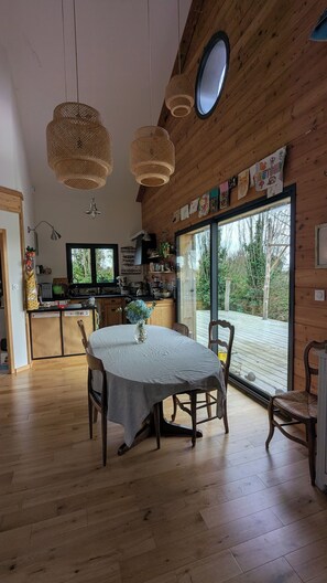 Dining - 5 minutes from the beach, quiet wooden eco-villa ideal for families (L'Aiguillon-la-Presqu'île)