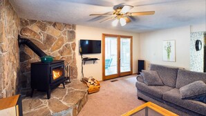 TV, fireplace, DVD player - 5 Lark-Sunriver, Oregon: Hot Tub, A/C, BBQ, WiFi, SHARC Aquatics, Tubing Hill, Mt. Bachelor, Golf, Deschutes River, Tennis, Bike Paths (Sunriver)