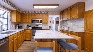 Coffee/tea maker, fridge, microwave, oven - 5 Lark-Sunriver, Oregon: Hot Tub, A/C, BBQ, WiFi, SHARC Aquatics, Tubing Hill, Mt. Bachelor, Golf, Deschutes River, Tennis, Bike Paths (Sunriver)