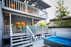 Terrace/patio - 5 Lark-Sunriver, Oregon: Hot Tub, A/C, BBQ, WiFi, SHARC Aquatics, Tubing Hill, Mt. Bachelor, Golf, Deschutes River, Tennis, Bike Paths (Sunriver)