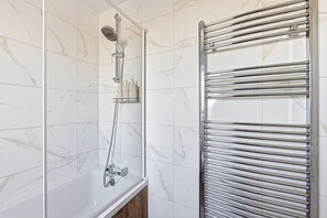 Bathroom - Keaton House • Detached • Driveway Parking • Spacious Garden • Fast WiFi • Yoko Property (Milton Keynes)