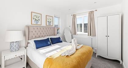 Beautiful Detached House • Parking • Spacious Garden • Fast WiFi