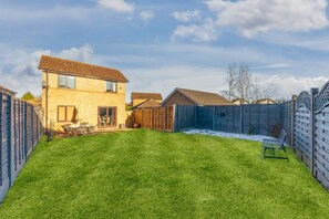 Outdoor dining - Keaton House • Detached • Driveway Parking • Spacious Garden • Fast WiFi • Yoko Property (Milton Keynes)