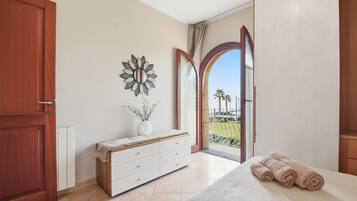 Appartamento Deluxe, vista mare | Una cassaforte in camera, tende oscuranti, ferro/asse da stiro