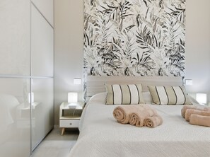 Comfort Apartment, Sea View | Peti besi dalam bilik, langsir/tirai gelap terus 