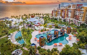 Una piscina techada, una piscina al aire libre