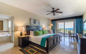 2 soverom, skrivebord, strykejern/-brett og reiseseng for barn