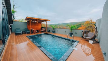 4 outdoor pools