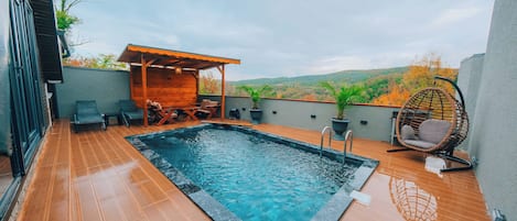 4 outdoor pools